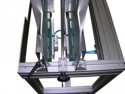 Etiketování rozložených kartonů, karet, víček ...